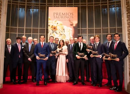 Toreros premiados por el Real Casino de Madrid, junto a los miembros del jurado.