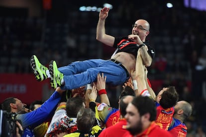 Los jugadores de la selección española celebran el oro conseguido en el Campeonato Europeo lanzando al aire al entrenador, Jordi Ribera.