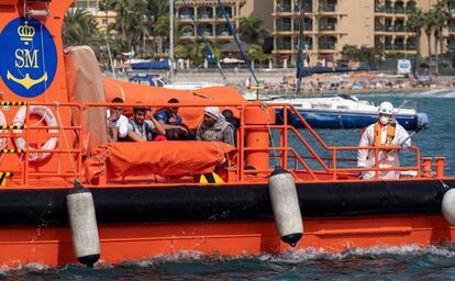 Los servicios de emergencia han trasladan al muelle de Arguineguín (Gran Canaria) a 37 inmigrantes el pasado lunes.