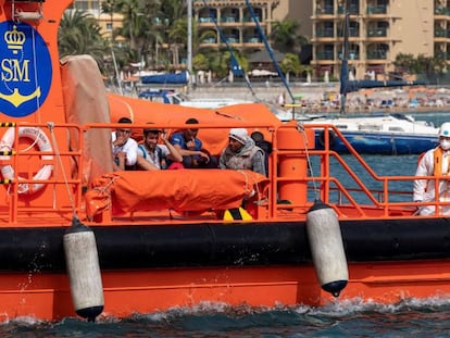 Los servicios de emergencia han trasladan al muelle de Arguineguín (Gran Canaria) a 37 inmigrantes el pasado lunes.