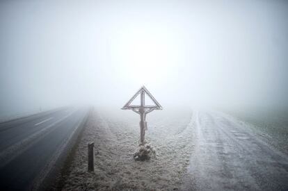 Esta imagen fantasmal muestra un crucifijo que emerge de entre la niebla en medio de la helada en la intersección de dos caminos. Proximidades de Kottes, Austria, el 3 de diciembre de 2014.