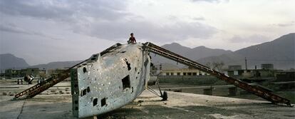 El fotoperiodismo se ha impuesto de manera indiscutible como manera artística de representar la guerra. El libro Trinity, del fotógrafo de la Agencia Magnum Carl de Keyzer recoge un centenar de imágenes desde diferentes ópticas. Esta foto fue tomada en Kabul en el año 2003 y está incluida en la citada obra.