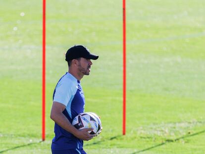 El entrenador argentino del Atlético de Madrid Diego Pablo Simeone, durante un entrenamiento en la Ciudad Deportiva Cívitas en Majadahonda.