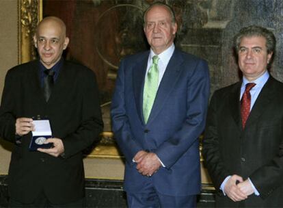 El artista brasileño, junto al Rey y al ministro de Cultura, César Antonio Molina