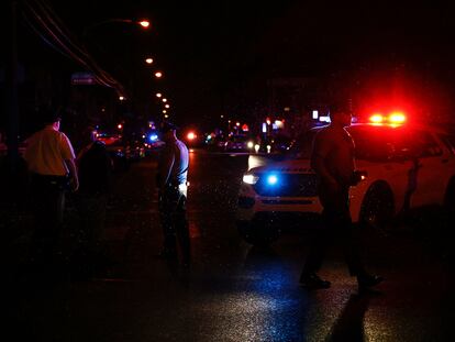 Agentes de la policía de Filadelfia en el lugar del tiroteo, la noche del lunes.