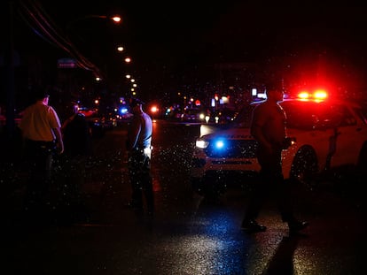 Agentes de la policía de Filadelfia en el lugar del tiroteo, la noche del lunes.