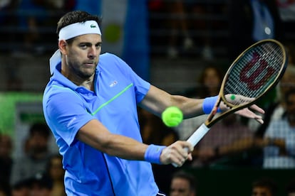 Del Potro devuelve una pelota durante un partido contra el serbio Novak Djokovic el pasado domingo en Buenos Aires.