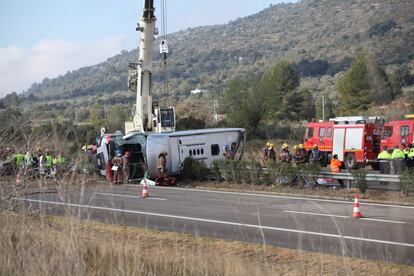 Una grua treballa per remolcar l'autobús sinistrat. La circulació en la AP-7 s'ha tallat completament en sentit sud i s'ha obert un carril a la circulació en sentit nord.