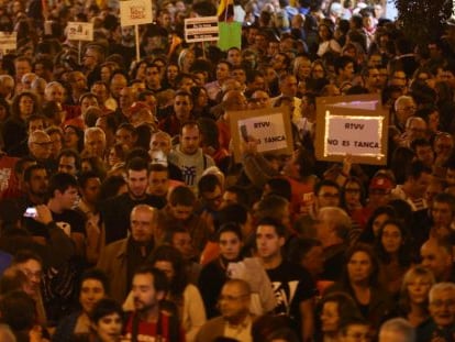 Asistentes a la manifestaci&oacute;n contra el cierre de RTVV.