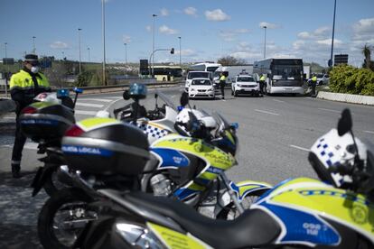 La policía de Sevilla realiza controles de acceso a la ciudad, este lunes.