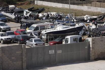 Coches, motores y lanchas, en un depósito judicial.