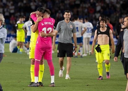 Los jugadores del Girona C.F. celebran el ascenso de su equipo a primera división tras derrotar al Tenerife en el encuentro que han disputado hoy domingo en el estadio Heliodoro Rodríguez López, en Santa Cruz de Tenerife.
