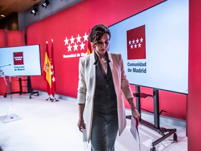 La presidenta de la Comunidad de Madrid, Isabel Diaz Ayuso, termina la comparecencia en la sede de su Gobierno en la Real Casa de Correos.