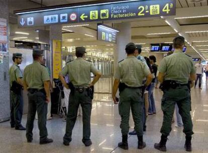 Un grupo de guardias civiles, en el aeropuerto de Palma en la tarde de ayer, tras el atentado mortal de Palmanova.