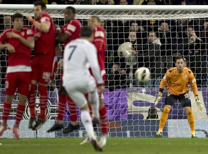 Beto observa el lanzamiento de falta de Ronaldo.