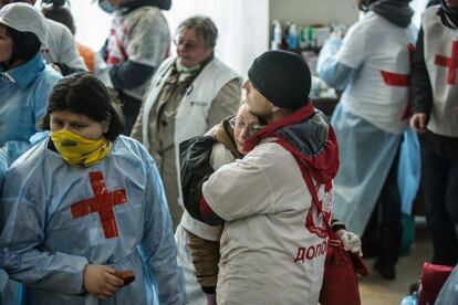 Dos médicos se abrazan en el hospital de campaña improvisado en el hotel Ucrania de Kiev.