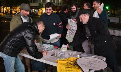 Miembros de Compostela Aberta recogen firmas en la Praza Roxa