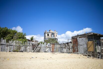 Ao longo dos anos, o Tintanzinho viu chegar água, mas não saneamento. A violência aumentou, e as facções foram se apoderando dos espaços enquanto a pobreza crescia. O bairro costumava ser mal visto por ter tantos cabarés, onde prostitutas recepcionavam marinheiros. Sorte sempre foi ter o mar tão perto, dando peixe para comer e onda para formar surfistas. Houve quem saísse dali para campeonatos mundiais depois de aprender a surfar em um pedaço de tábua diante da omissão de um Estado que não os vê. A maioria dos cerca de 2.000 moradores da comunidade vive da pesca, do surf ou das empresas de gás natural, petróleo e alimentos que há no entorno.