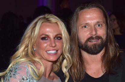Britney Spears y el compositor Max Martin posan en una fiesta previa a los premios Grammy 2017.