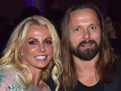 Britney Spears y el compositor Max Martin posan en una fiesta previa a los premios Grammy 2017.