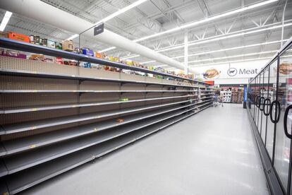 Estantes vacíos en el supermercado Walmart en Wilmington en Carolina del Norte (Estados Unidos).
