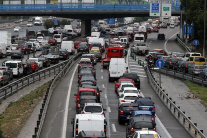 Atasco en la autovía M-30 de Madrid.