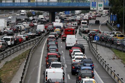 Uno de los accesos a la M-30, congestionado. EFE/Juan Carlos Hidalgo