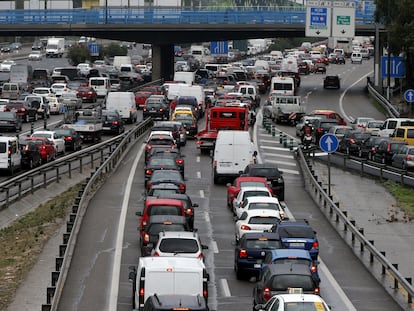 Atasco en la autovía M-30 de Madrid.