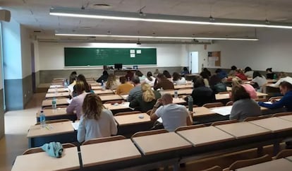 Opositores andaluces en un examen. / EP