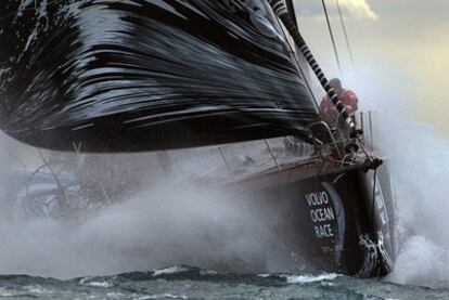 El barco del equipo El Puma maniobra durante la salida de la Volvo Ocean Race ayer en aguas entre Alicante y Calp.