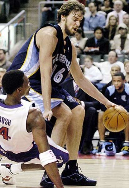 Gasol se lleva el balón ante Chris Bosh, de los Raptors de Toronto.