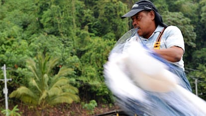 Uno de los pescadores colombianos en plena faena.