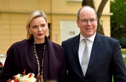 Charlene y Alberto de Mónacon el 18 de diciembre en Montecarlo. r