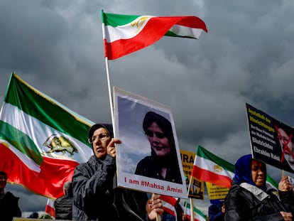 Berlin (Germany), 28/09/2022.- Participants attend a rally in front of the Reichstag building in Berlin, Germany, 28 September 2022. Iran has been facing many anti-government protests following the death of Mahsa Amini, a 22-year-old Iranian woman, who was arrested in Tehran on 13 September by the morality police, a unit responsible for enforcing Iran's strict dress code for women and died while in their custody. (Protestas, Alemania, Teherán) EFE/EPA/FILIP SINGER
