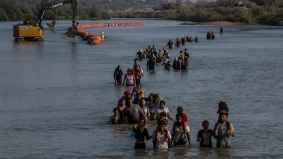 Migrantes cruzan el río Bravo cerca de la zona de Eagle Pass