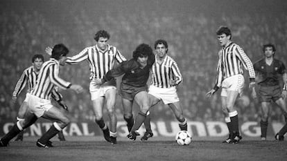 BARCELONA, 12/09/1983.- Maradona sale de una nube de jugadores contrarios, en el encuentro disputado en el estadio Nou Camp entre el Betis y el Barcelona, con resultado 1-1. EFE/Jaume VallsSPAIN MARADONA: BARCELONA, 12/09/1983.- Maradona leaves a cloud of players opposites, in the disputed encounter at the stadium Nou Camp between Betis and Barcelona, result 1-1. EFE / apj