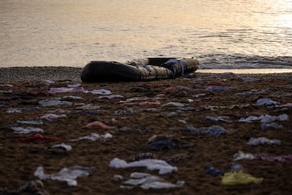 Sobre la arena reposan cientos de prendas de ropa y zapatos que Open Arms ha colocado en homenaje a las más de 2.600 vidas que se han perdido este año en el Mediterráneo.
