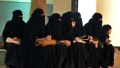 Mujeres saudíes esperan el autobús. 