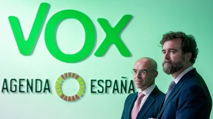 Jorge Buxadé (izquerda) e Iván Espinosa de los Monteros, durante la presentación del programa económico de Vox.