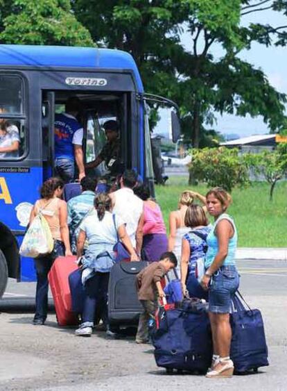 Afectados por el cierre de Air Madrid suben a un autobús en Guayaquil para embarcar en uno de los vuelos fletados por Venezuela.