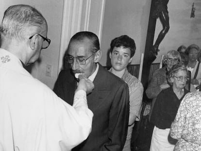 El dictador Jorge Videla recibe la comuni&oacute;n de un sacerdote local.