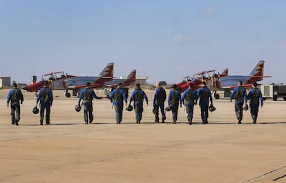 La participación en la Patrulla Águila es voluntaria y suele durar tres años. En ese tiempo, los pilotos combinan su trabajo en el equipo acrobático con las clases de vuelo a los alumnos de la Academia General del Aire.