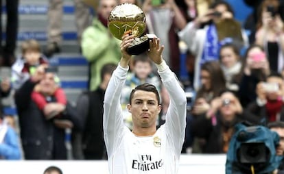 Cristiano Ronaldo muestra el Balón de Oro al Bernabéu.