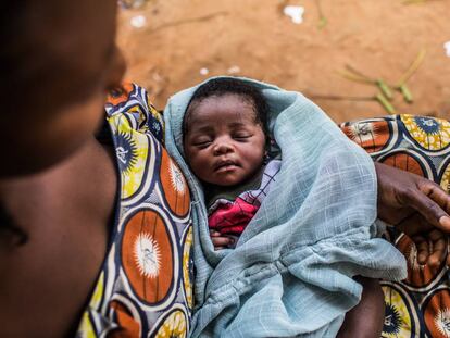 Una madre con su hija recién nacida en Kananga, en la provincia de Kasai, en la República Democrática del Congo, el pasado mes de octubre. 