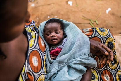 Una madre con su hija recién nacida en Kananga, en la provincia de Kasai, en la República Democrática del Congo, el pasado mes de octubre. 