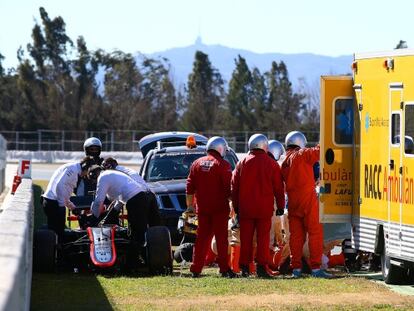 Els metges de Montmeló assisteixen Alonso el dia de l'accident.