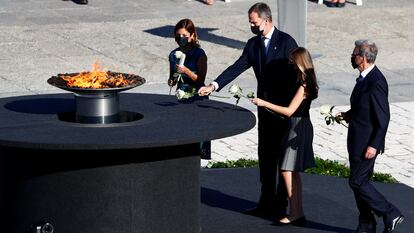 Spain's King Felipe, Queen Letizia and Princess Leonor place flowers during the state tribute to coronavirus victims.
