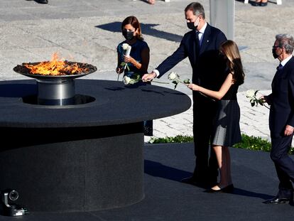 Spain's King Felipe, Queen Letizia and Princess Leonor place flowers during the state tribute to coronavirus victims.