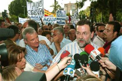 Rajoy, junto al presidente de Murcia, Ramón Luis Valcárcel, durante la manifestación.