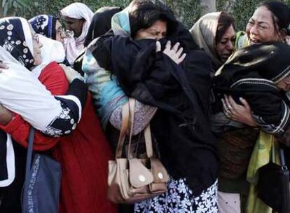 Un grupo de mujeres llora y se abraza durante una protesta en Lahore contra el asesinato de Benazir Bhutto.